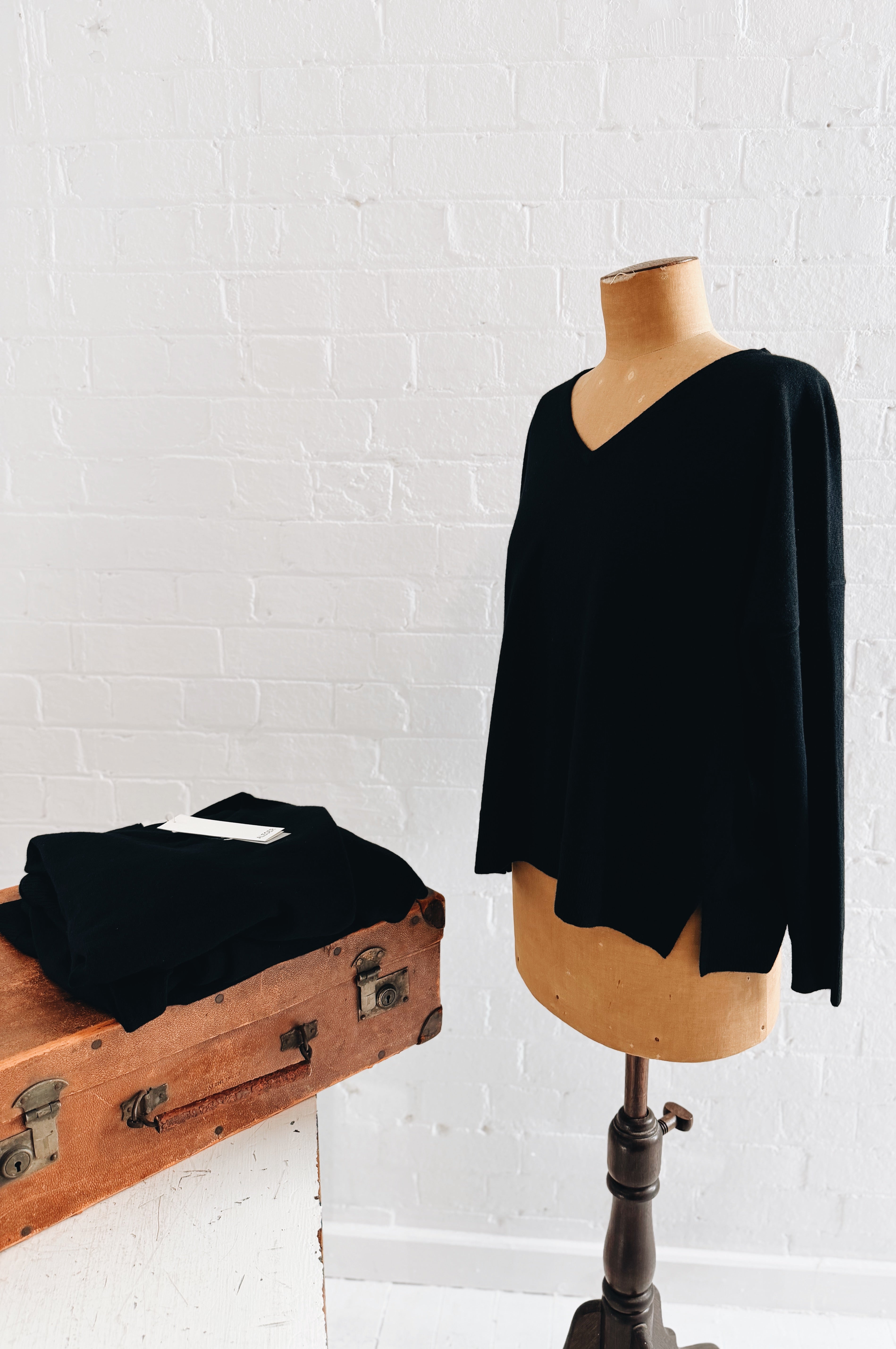 Aleger | Classic V Neck | Black