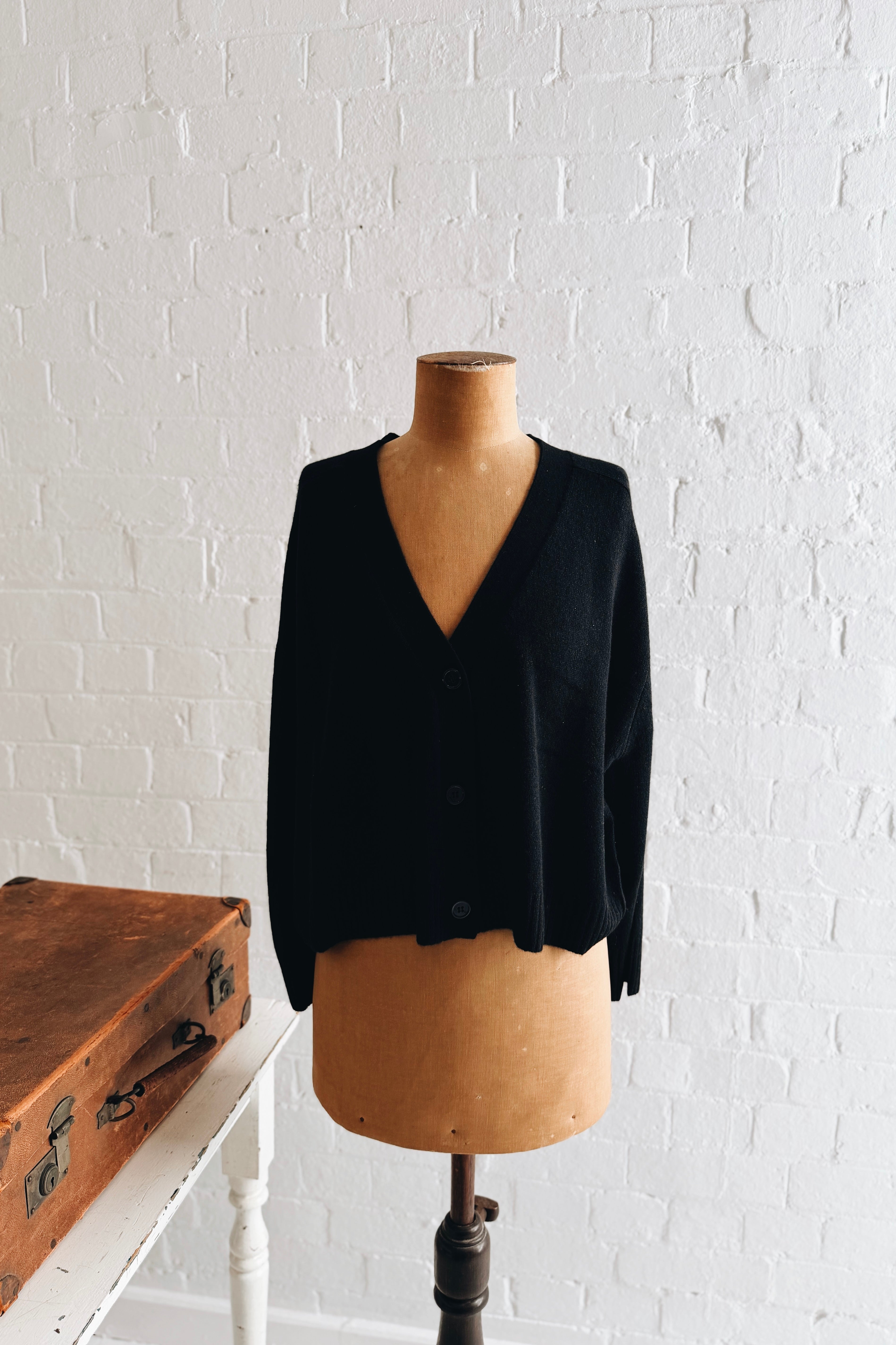 Aleger | Cashmere Featherweight Cardi | Black