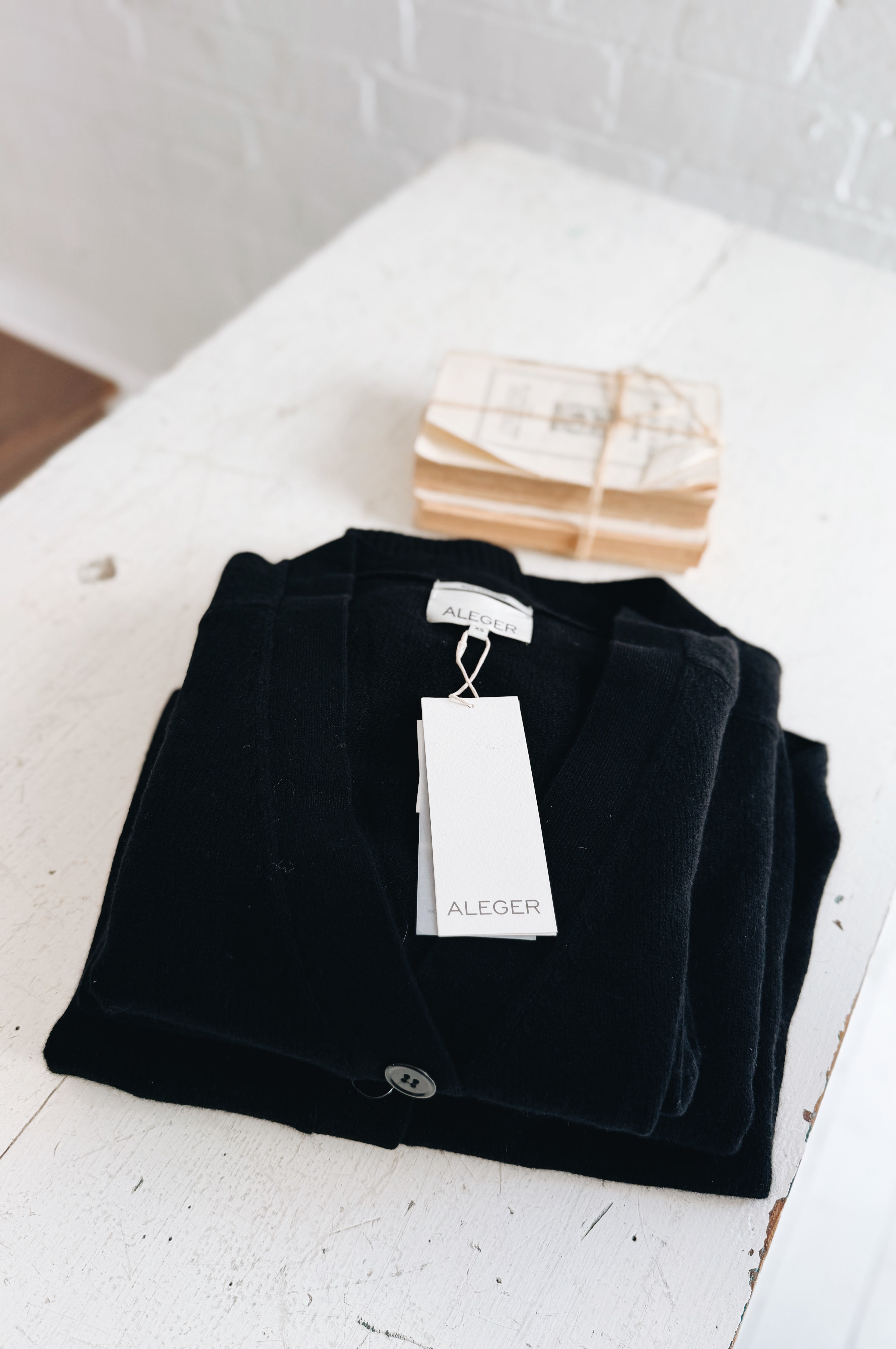 Aleger | Cashmere Featherweight Cardi | Black