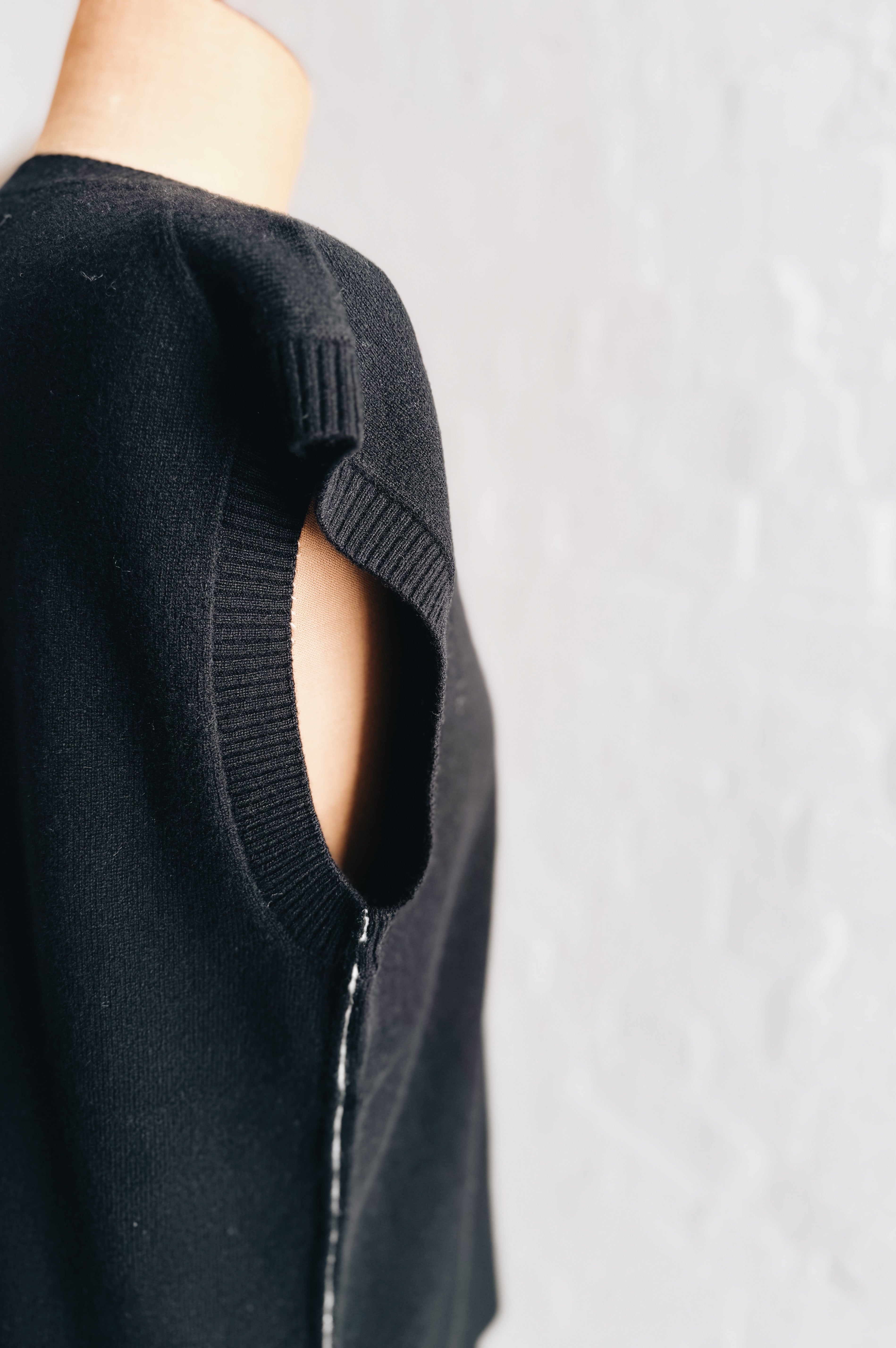 Aleger | Cashmere Long Line Tank | Black
