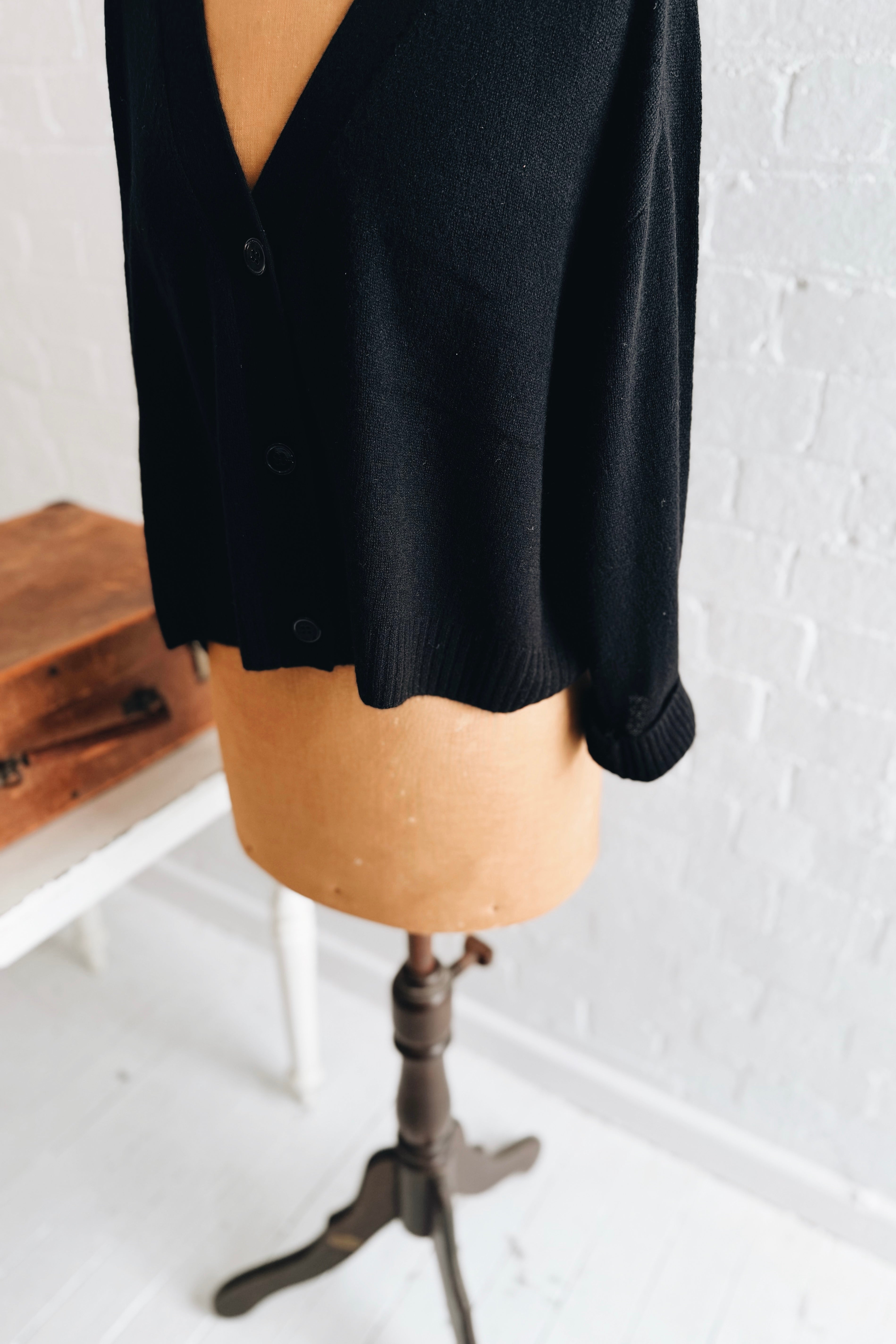 Aleger | Cashmere Featherweight Cardi | Black
