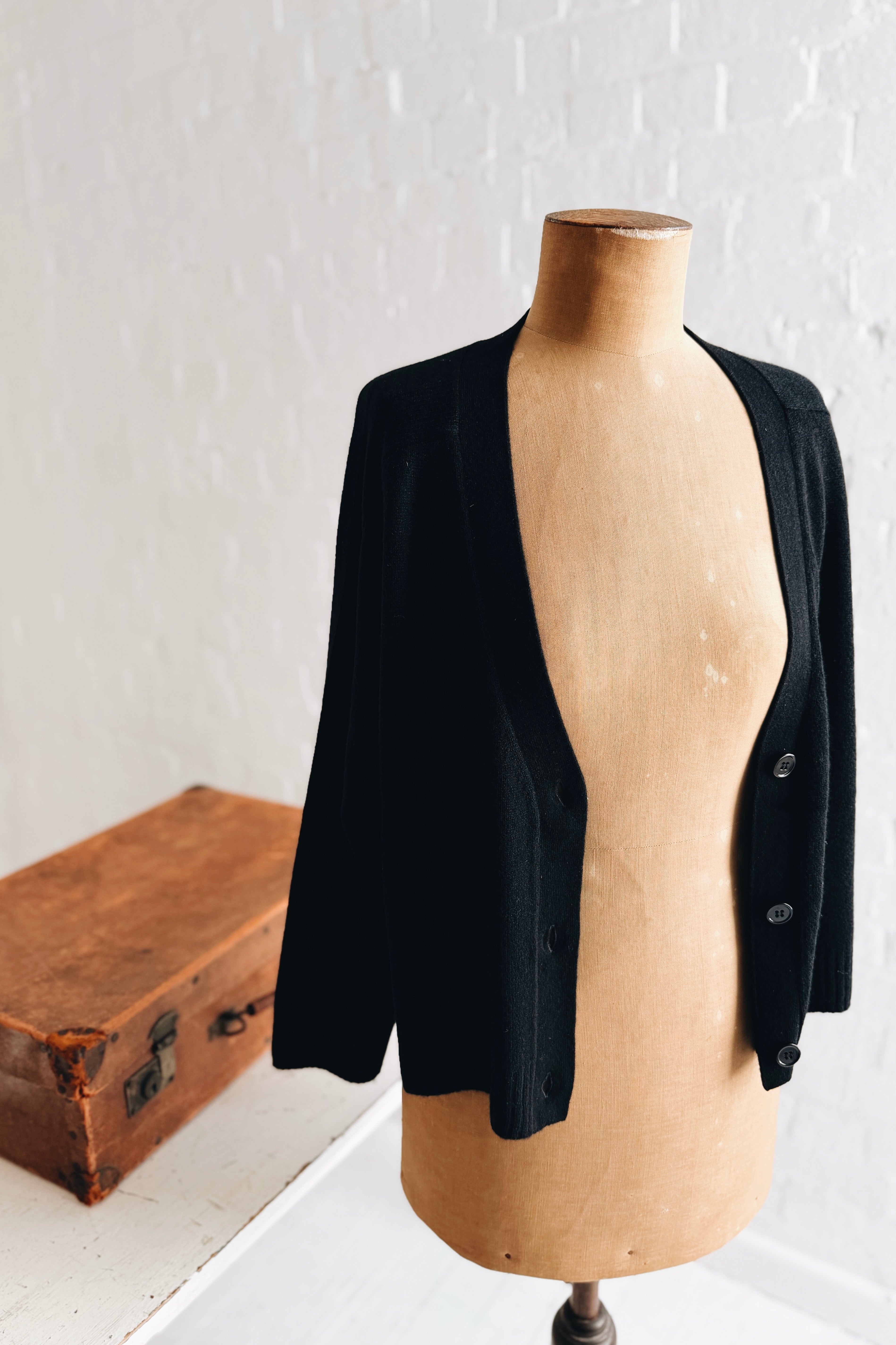 Aleger | Cashmere Featherweight Cardi | Black
