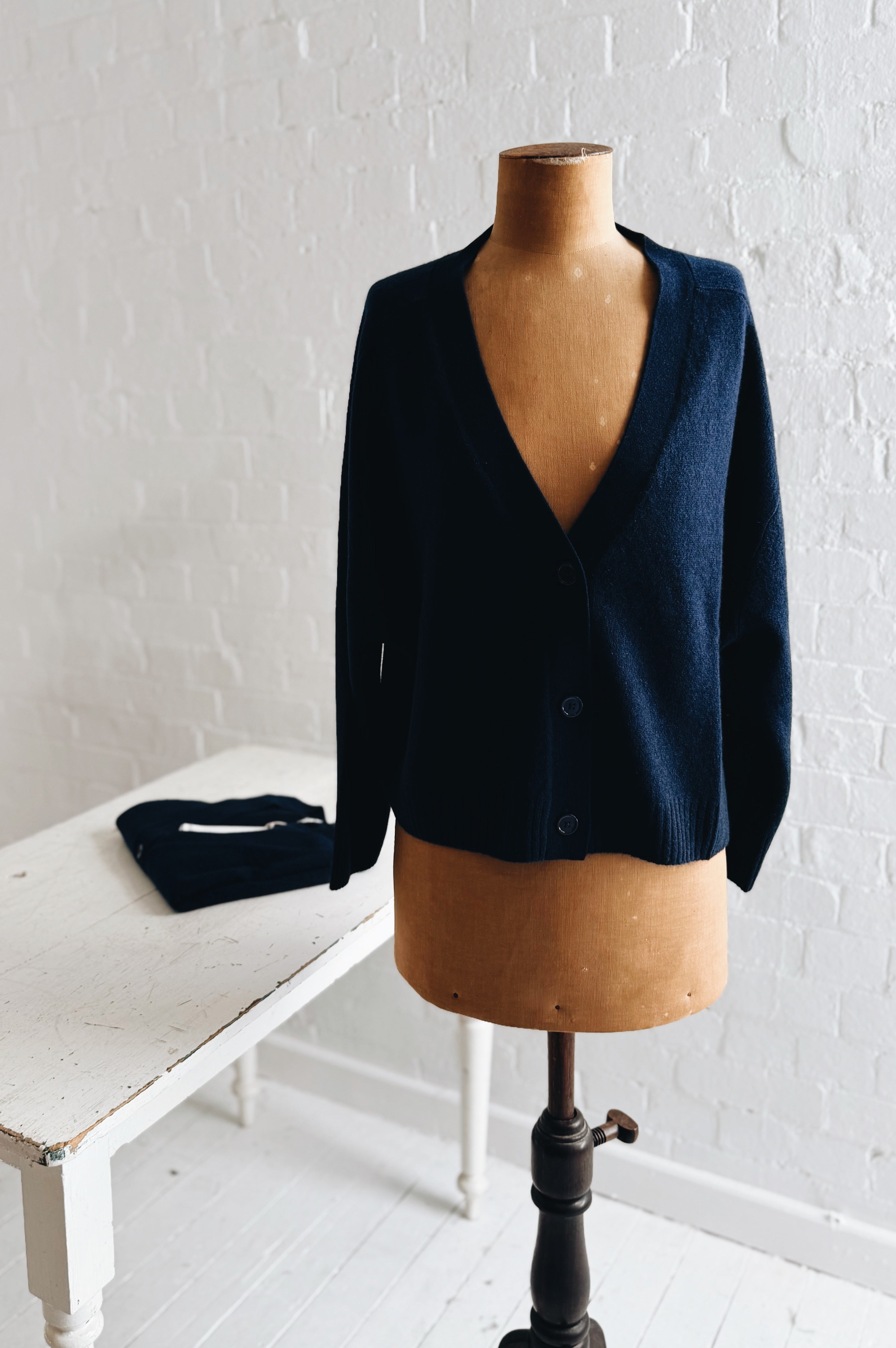 Aleger | Cashmere Featherweight Cardi | French Navy