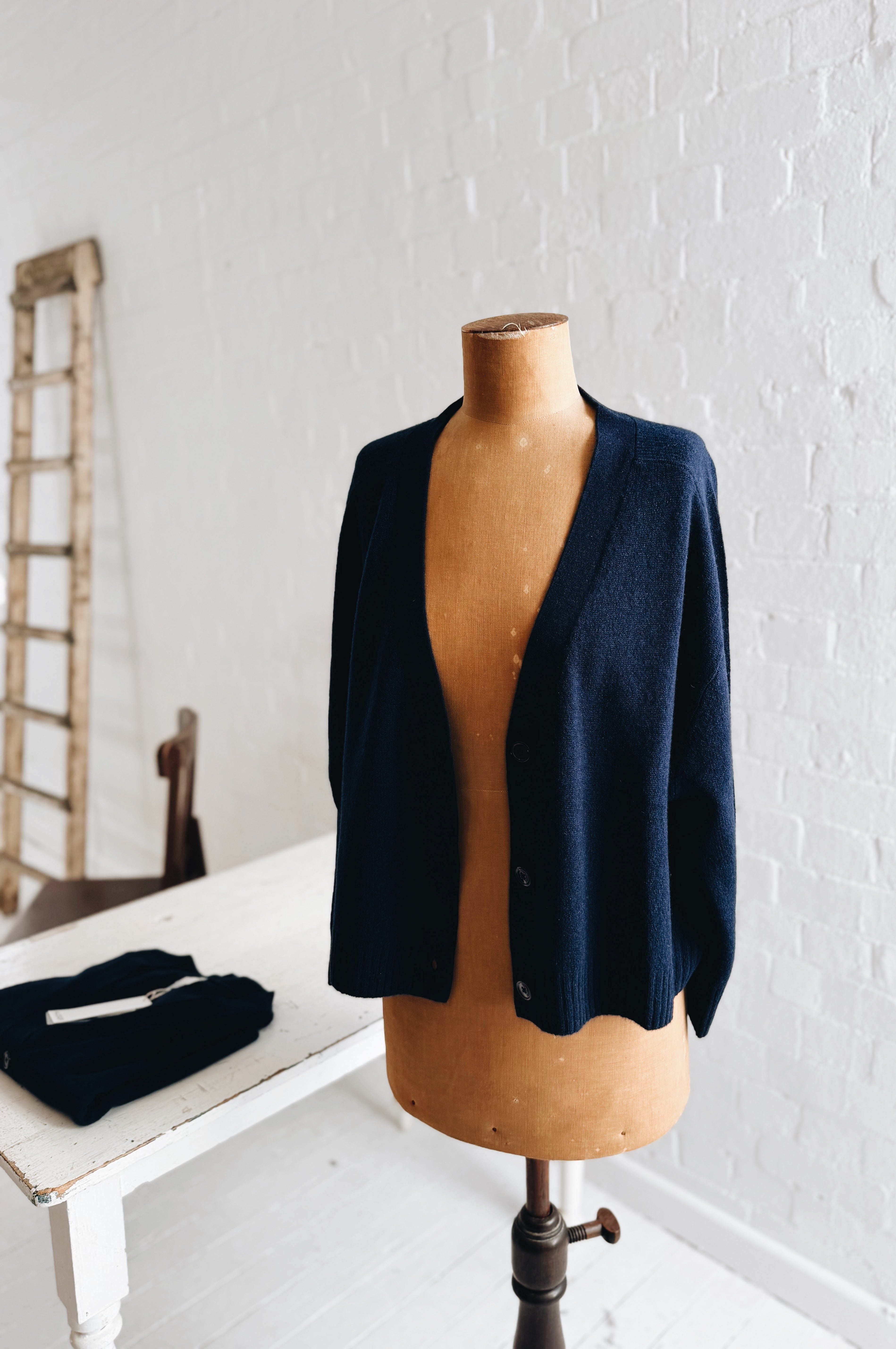 Aleger | Cashmere Featherweight Cardi | French Navy