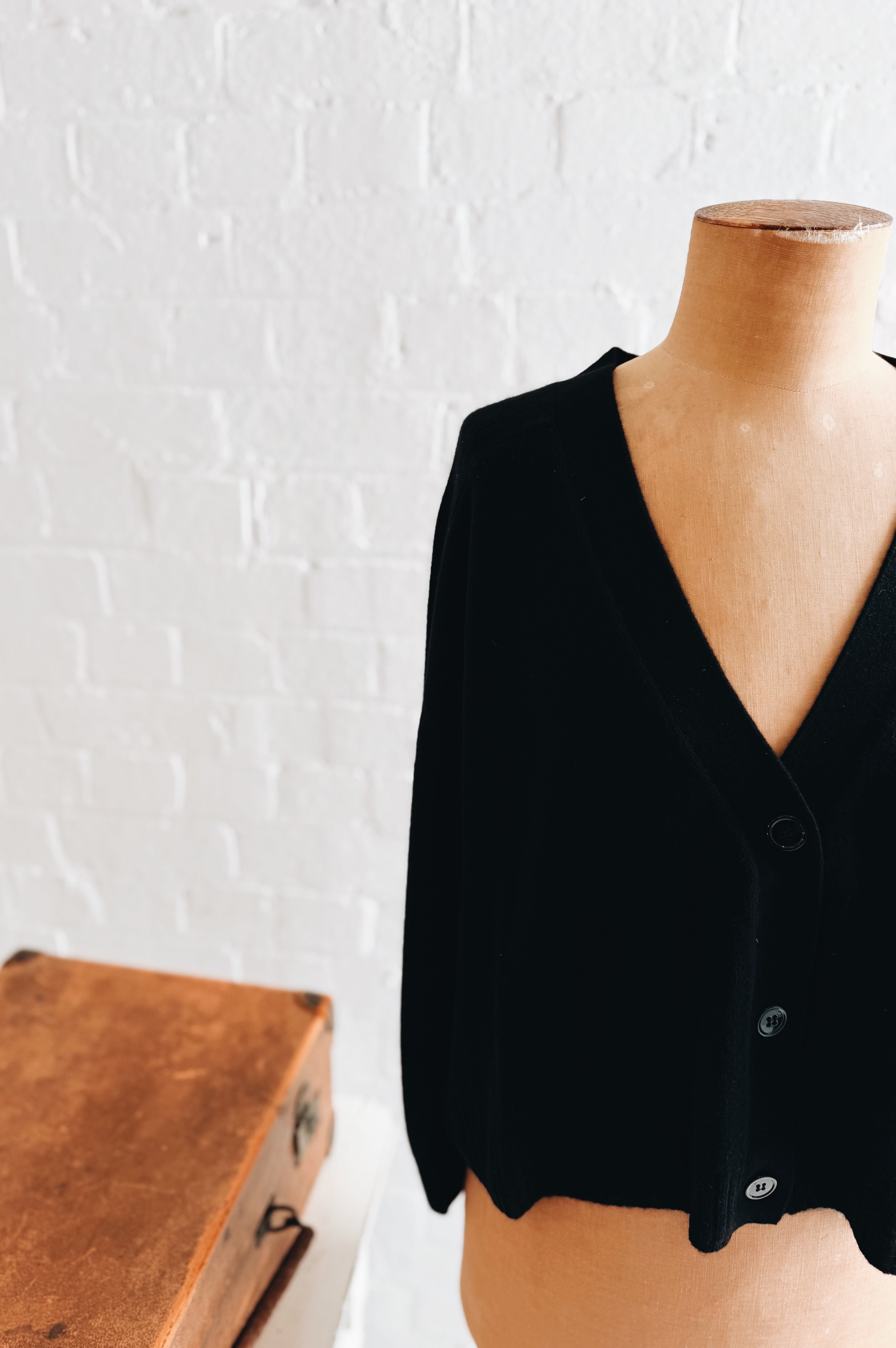 Aleger | Cashmere Featherweight Cardi | Black