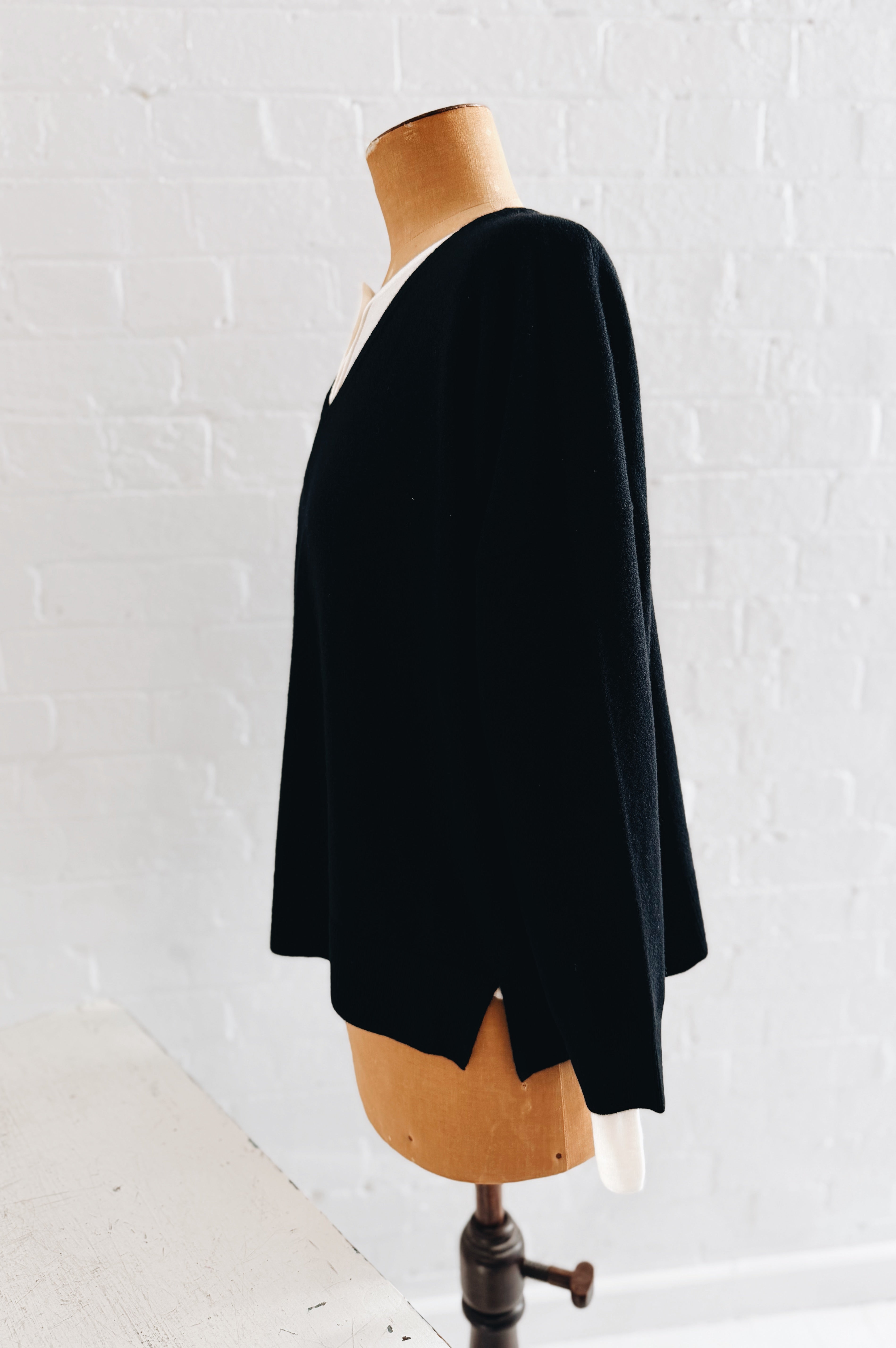 Aleger | Classic V Neck | Black