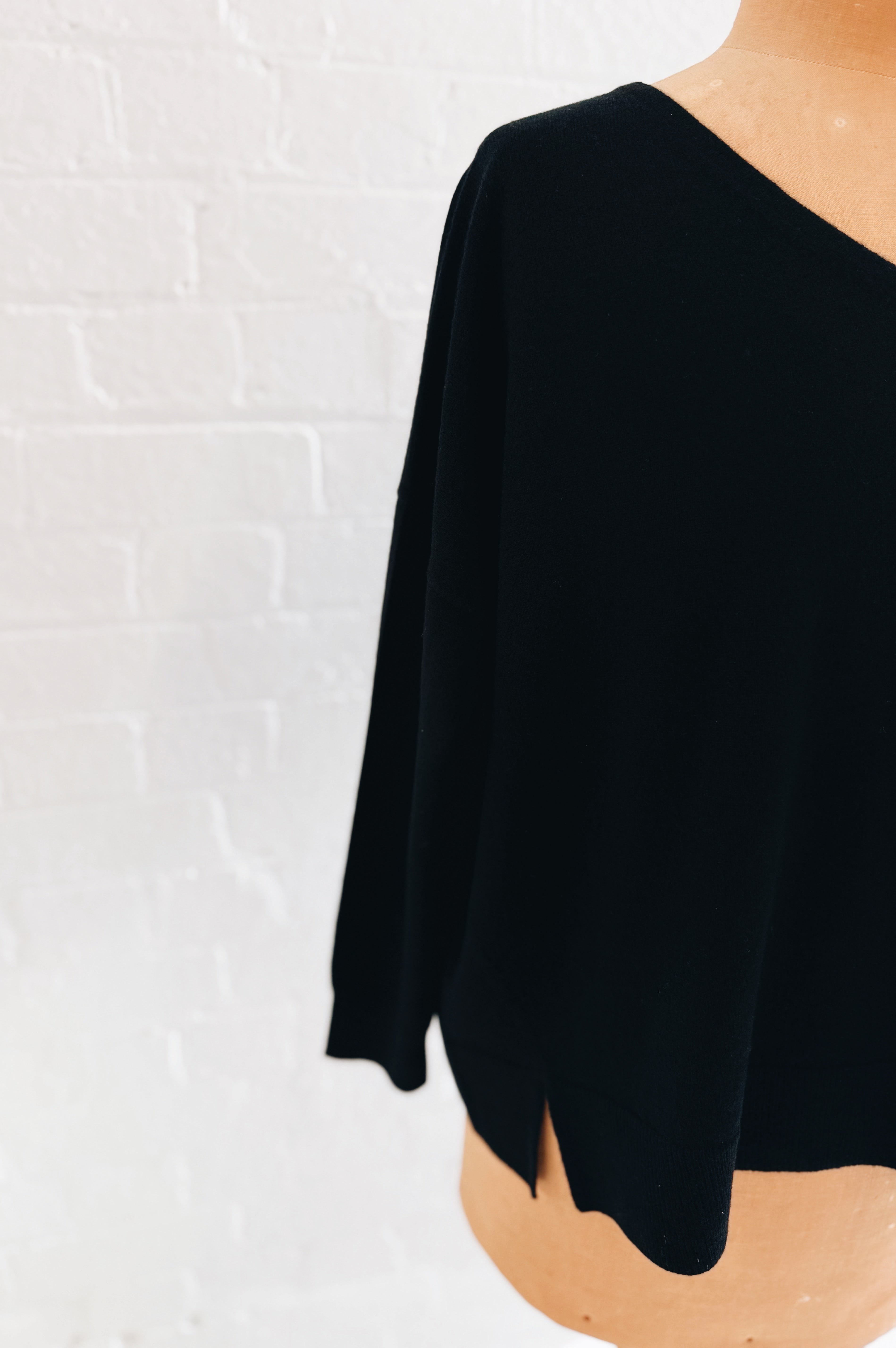Aleger | Classic V Neck | Black