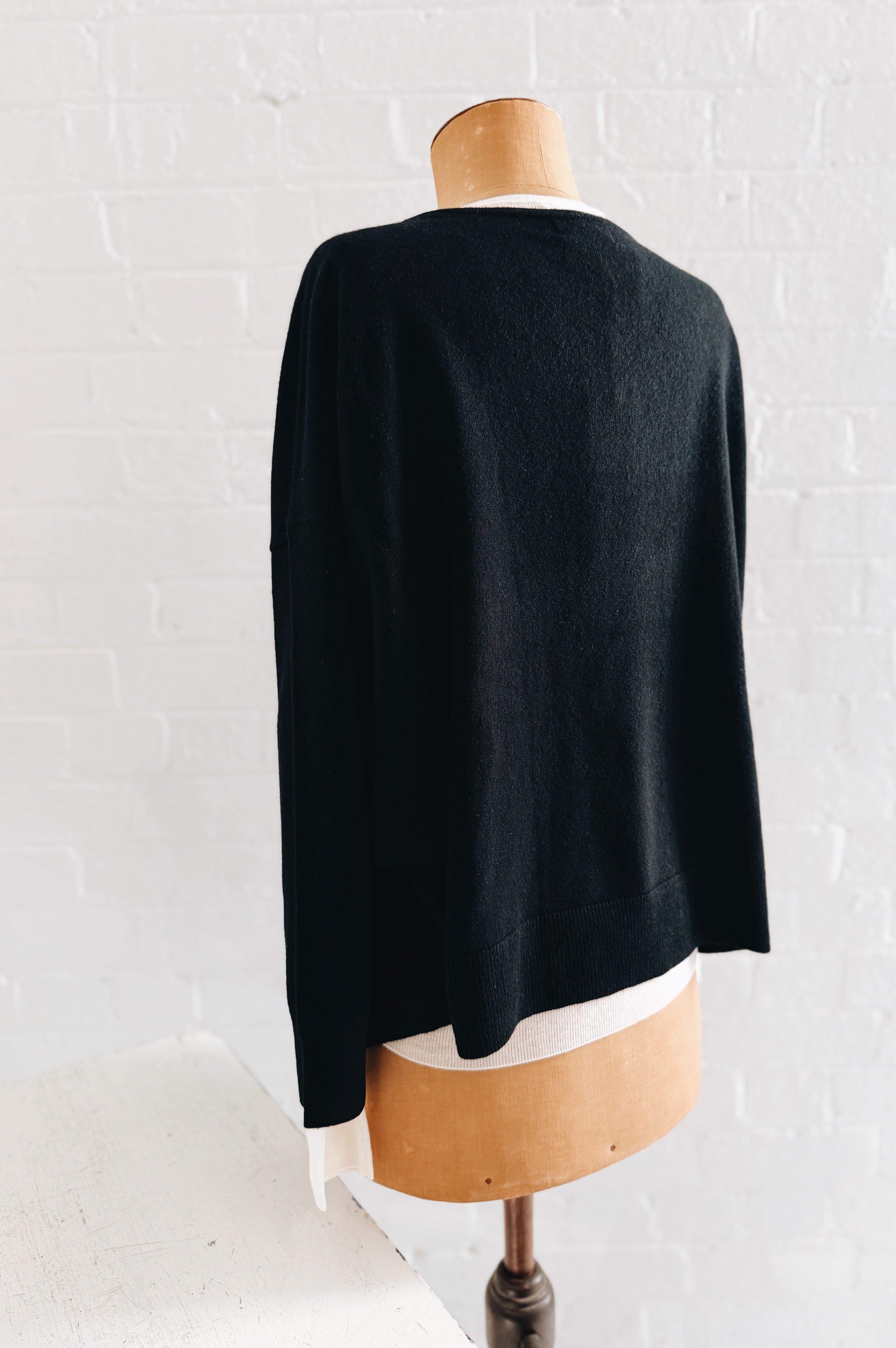 Aleger | Classic V Neck | Black