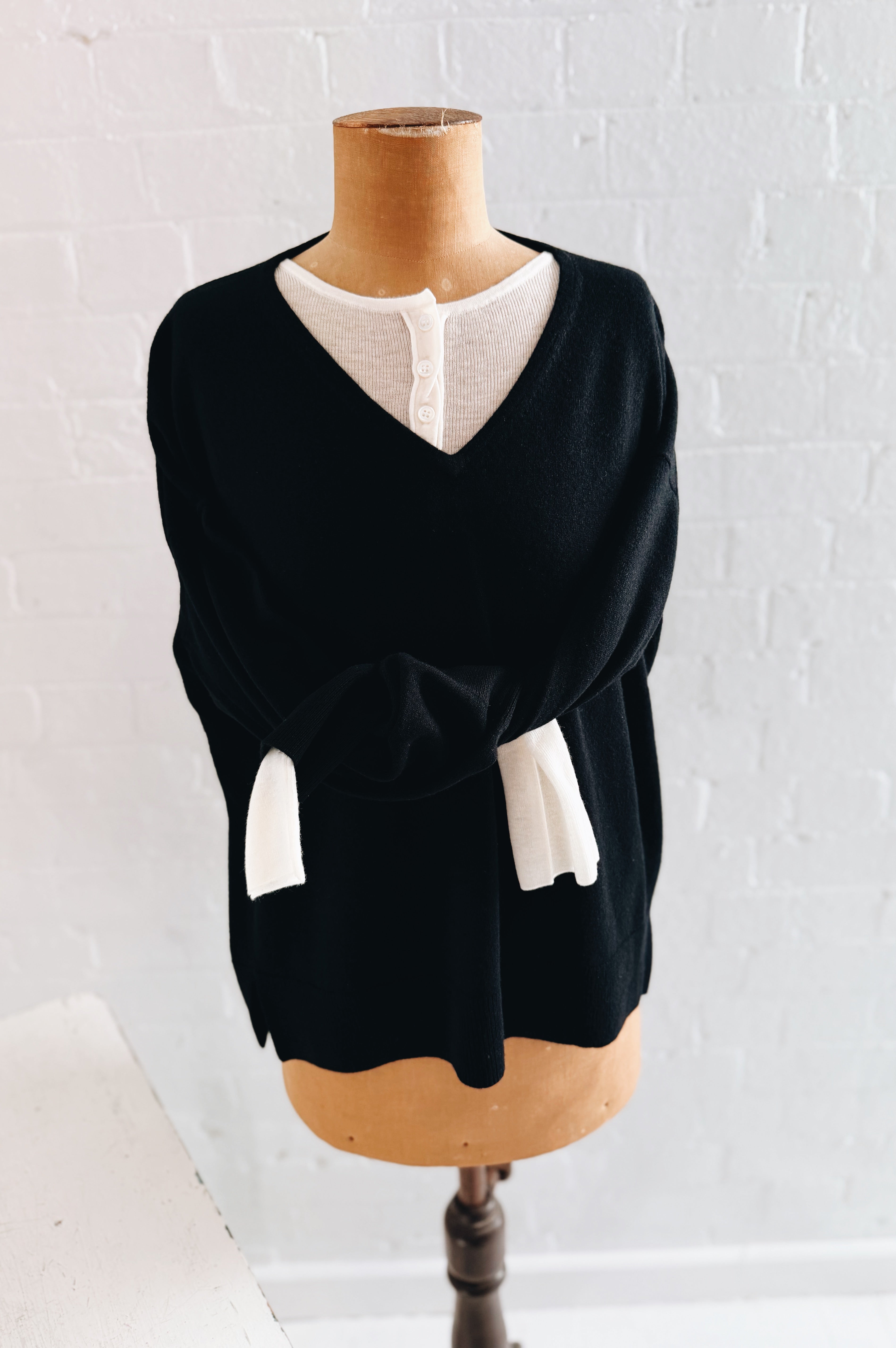 Aleger | Classic V Neck | Black