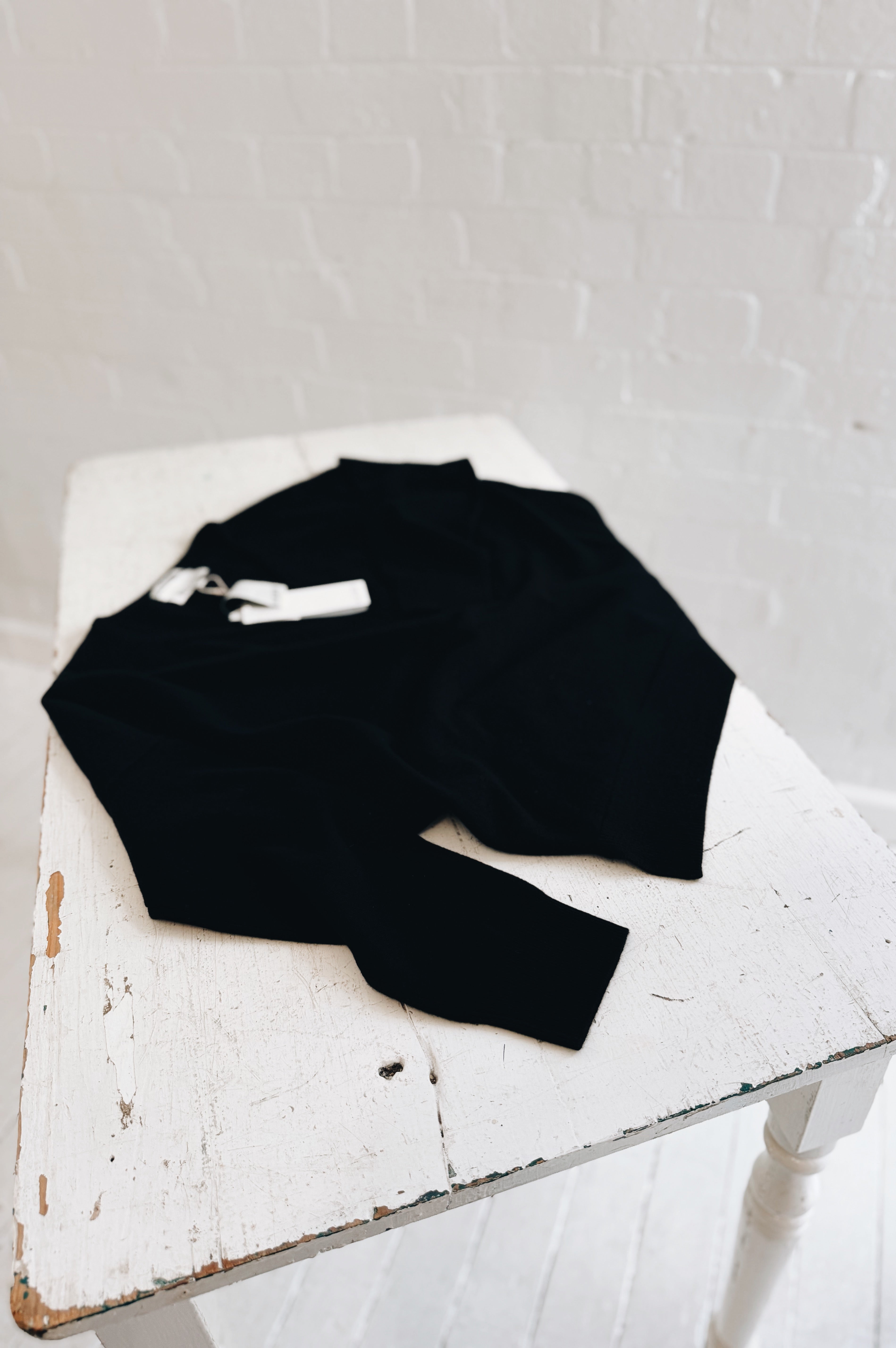 Aleger | Classic V Neck | Black