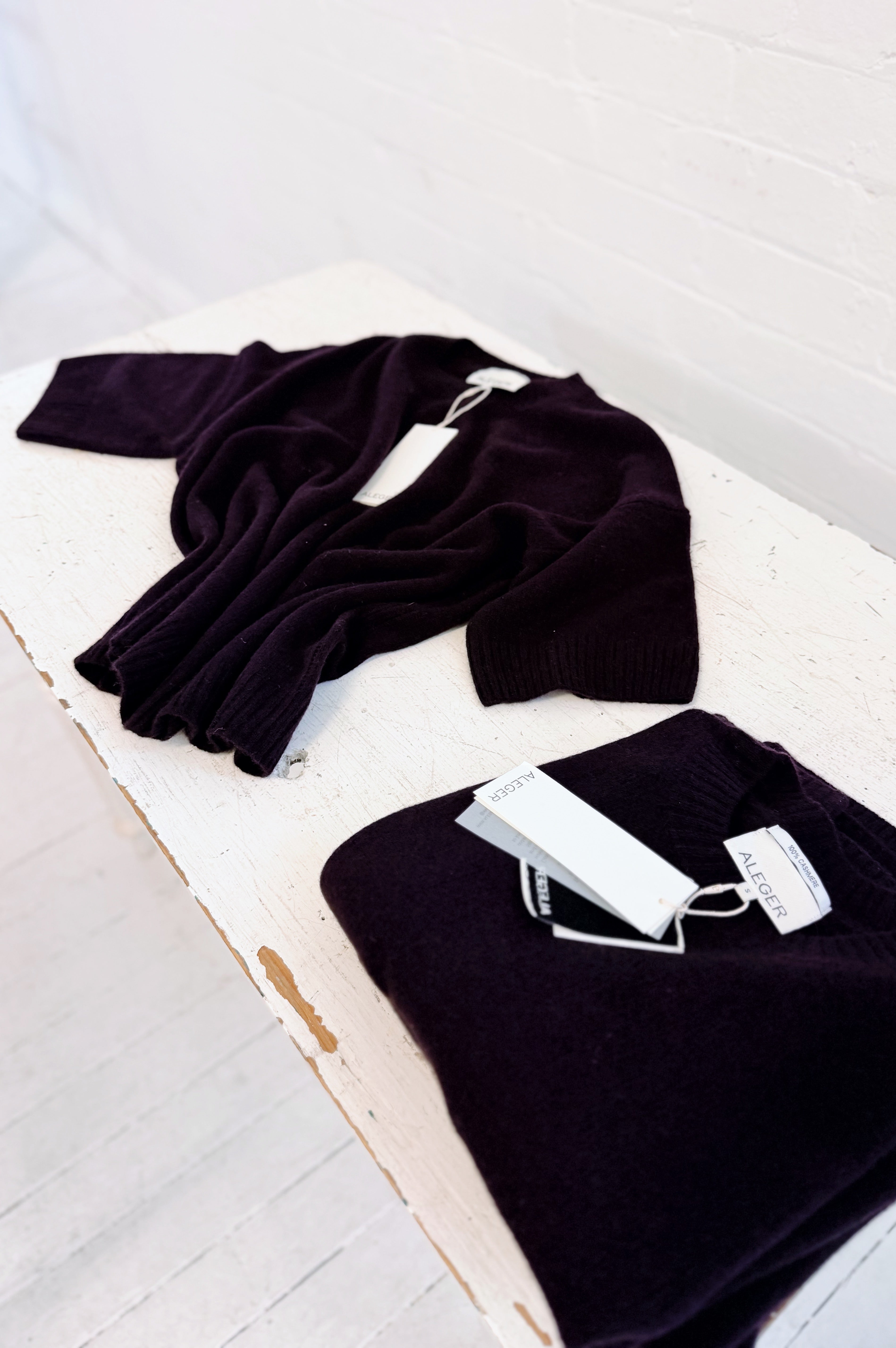 Aleger | Cashmere Featherweight Top | Merlot