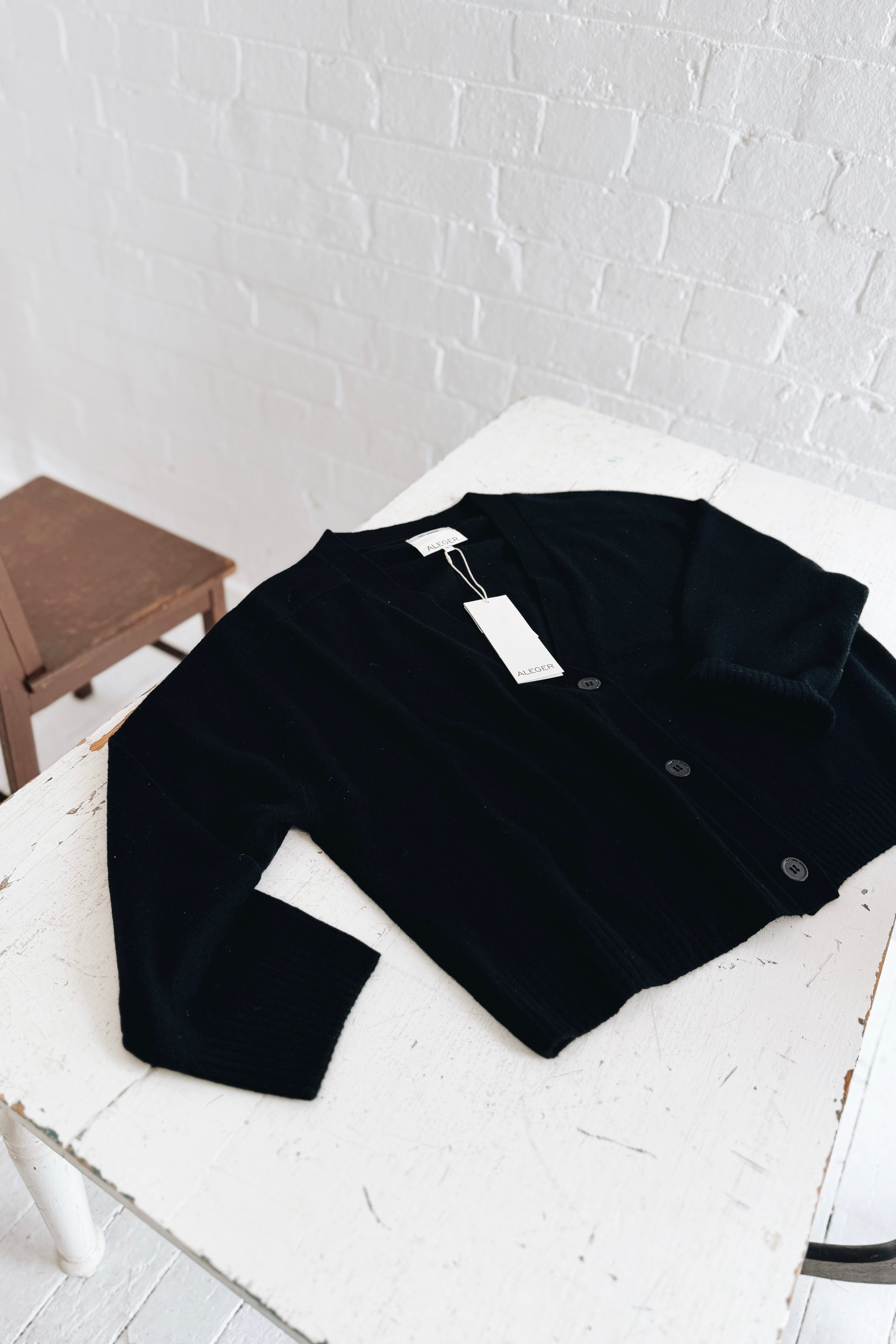 Aleger | Cashmere Featherweight Cardi | Black