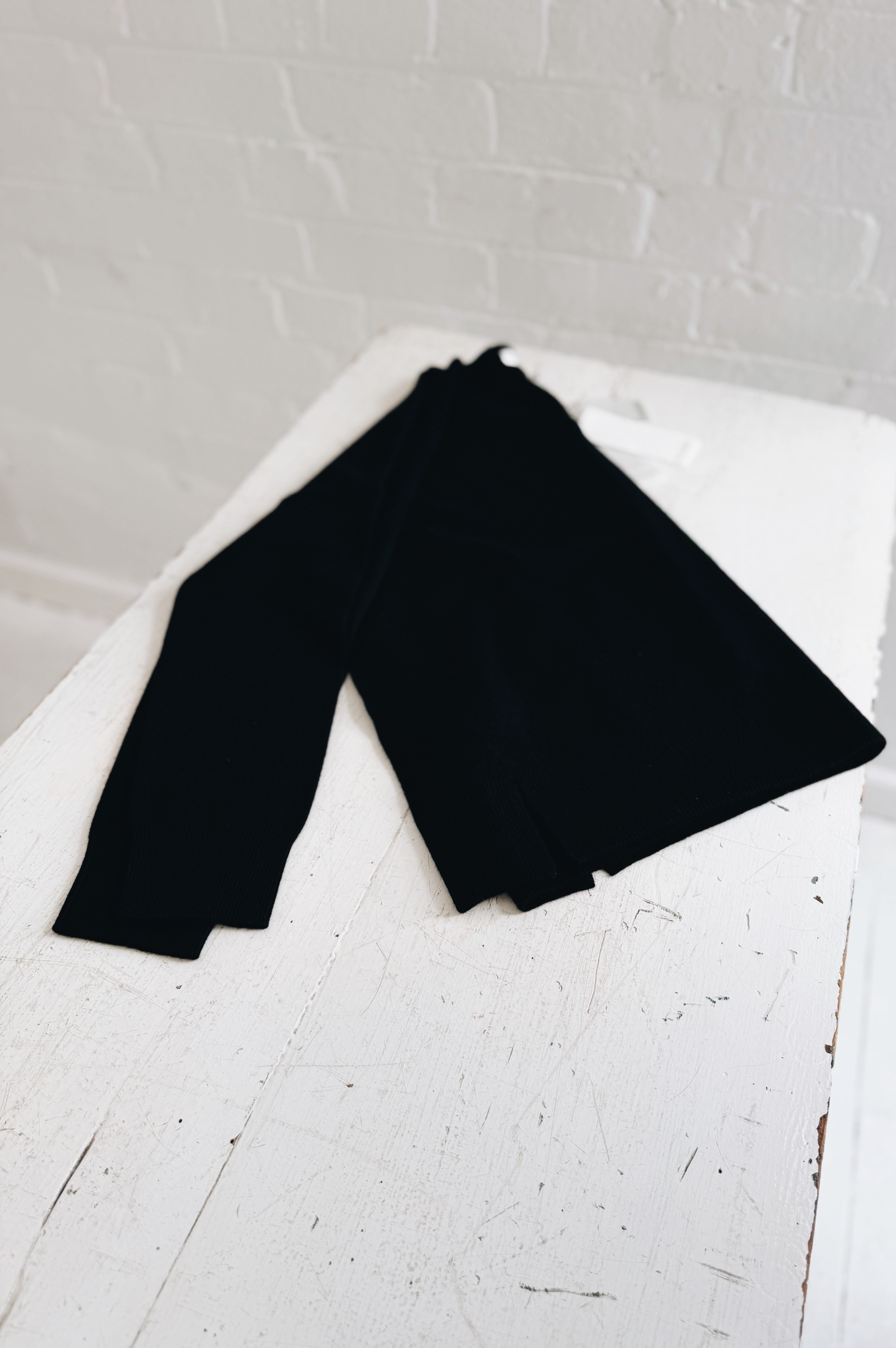 Aleger | Classic V Neck | Black