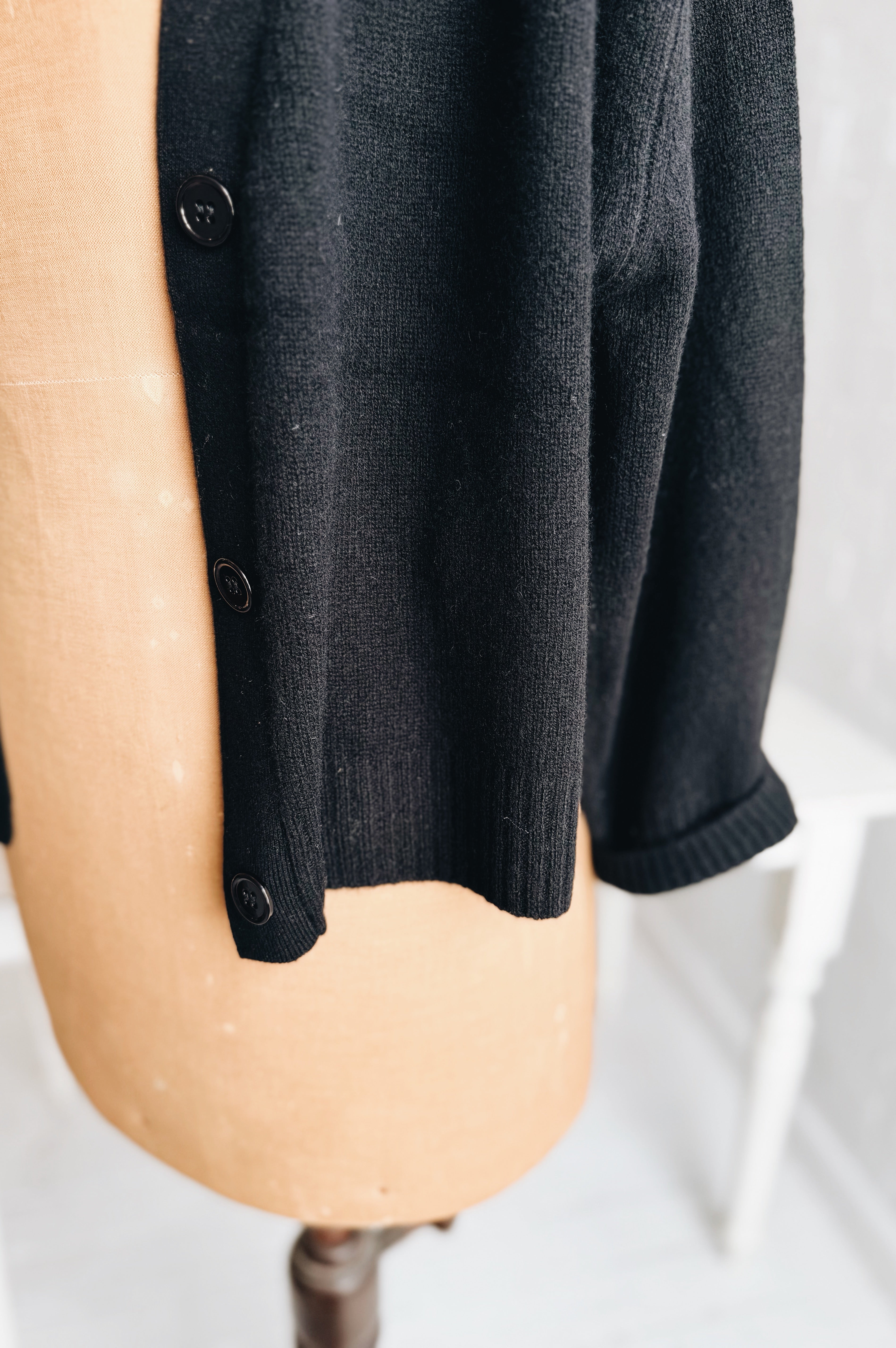 Aleger | Cashmere Featherweight Cardi | Black