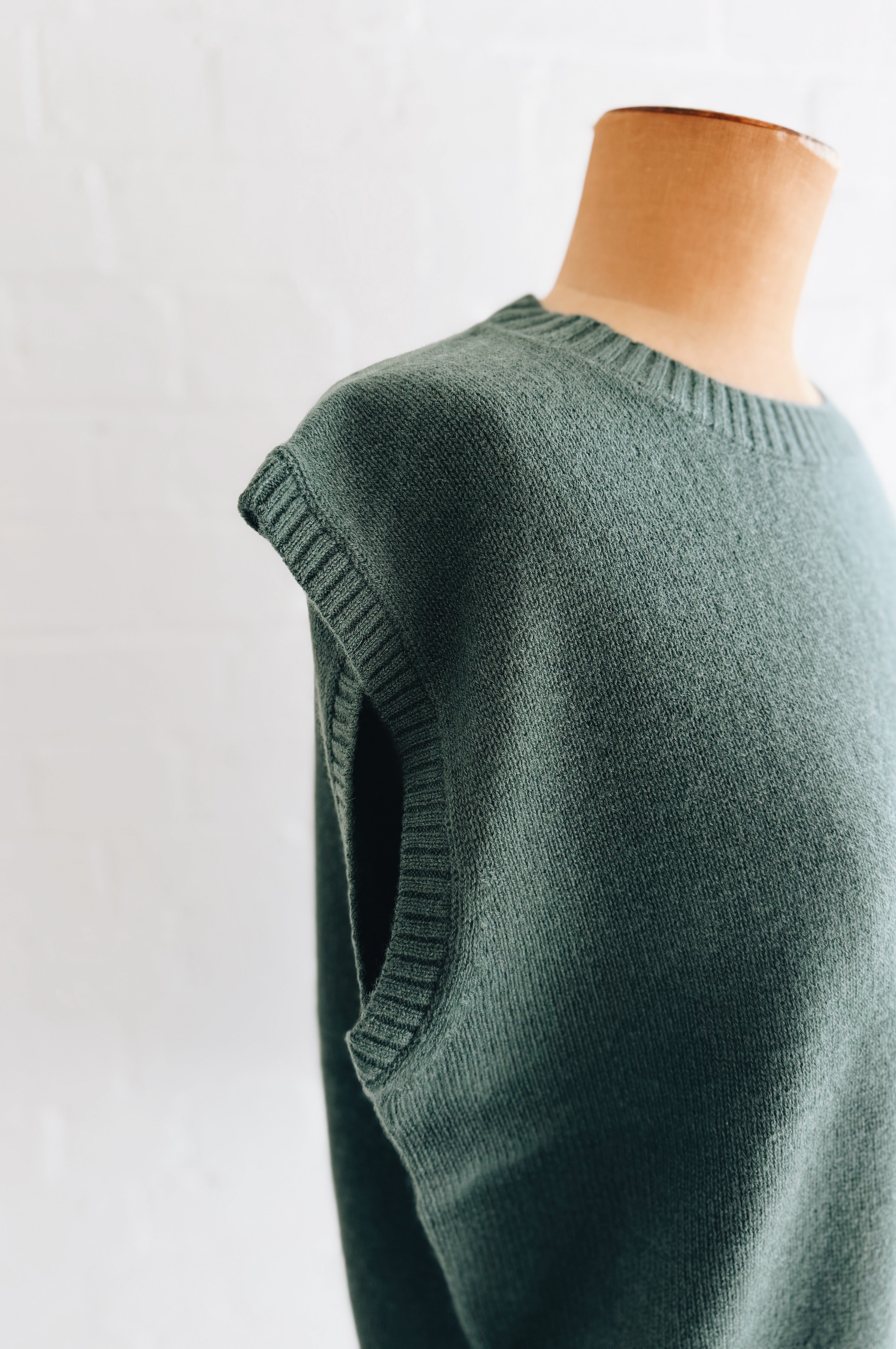 Aleger | Cashmere Blend Billie Vest | Kale