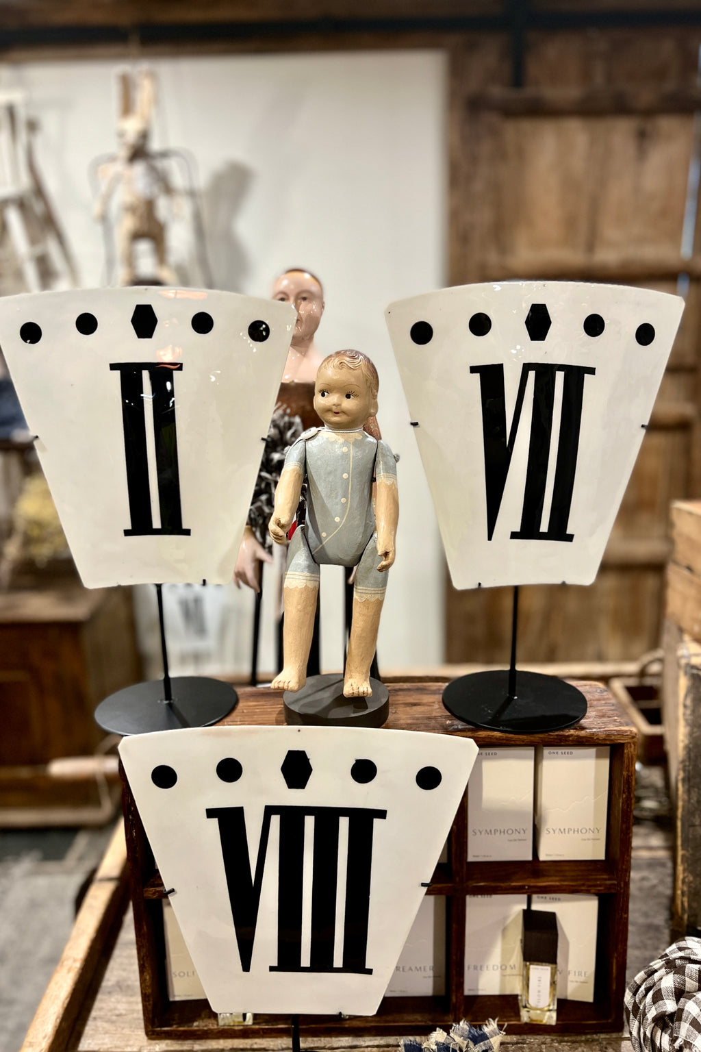 Atelier De Thiers | Enamel Metal Roman Numeral on stand